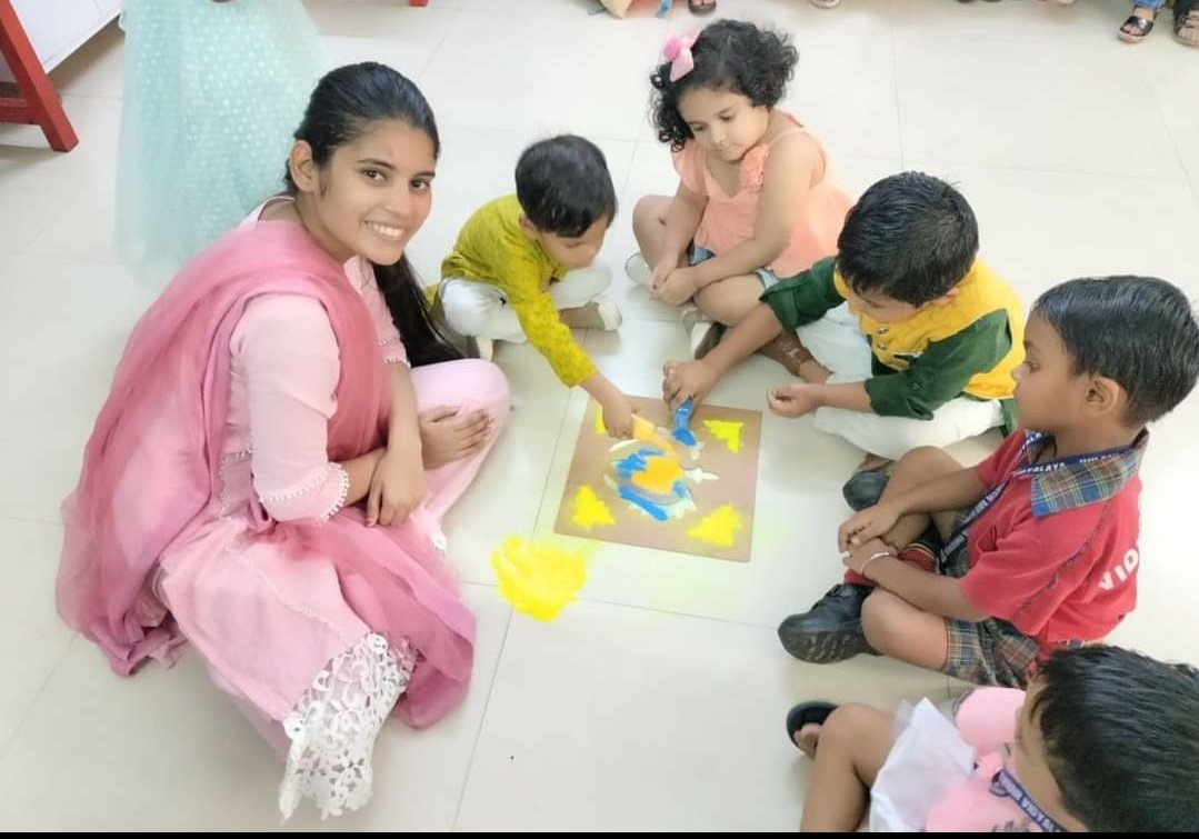 ShivShishu's tweet photo. #SHISHU_VATIKA
#Rangoli_Making_Activity
#Happines
#Work_together
#Creativity
#Confidence https://t.co/qT2D5GDinZ