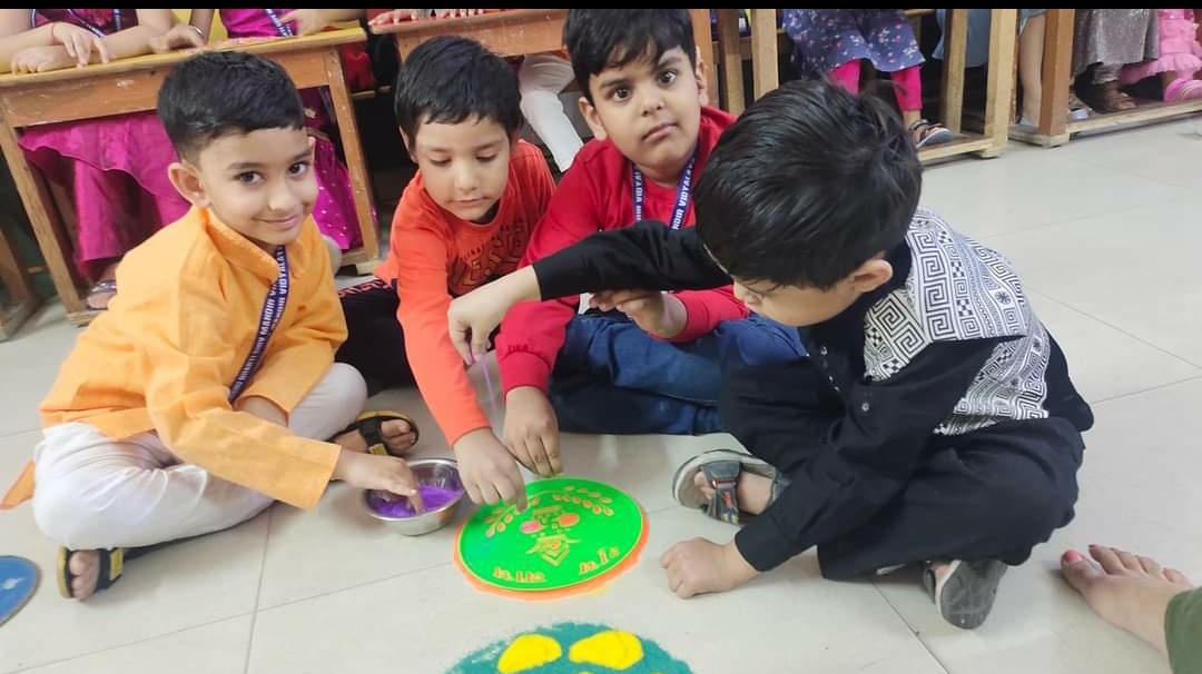 ShivShishu's tweet photo. #SHISHU_VATIKA
#Rangoli_Making_Activity
#Happines
#Work_together
#Creativity
#Confidence https://t.co/qT2D5GDinZ