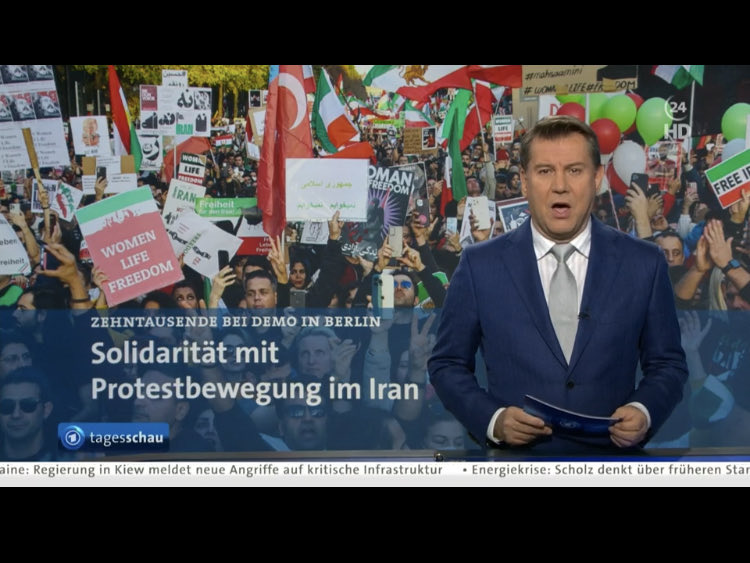 jagodamarinic's tweet photo. Endlich berichtet die ⁦@tagesschau⁩ um 20:03 über den Iran und zwar länger. Danke allen, die heute in Berlin auf die Straße sind, danke allen, die seit Wochen aufklären, beharren, mobilisieren und nicht aufgeben, Aufmerksamkeit für die Protest im Iran zu fordern. 🙏 https://t.co/LzIPLtfQlW