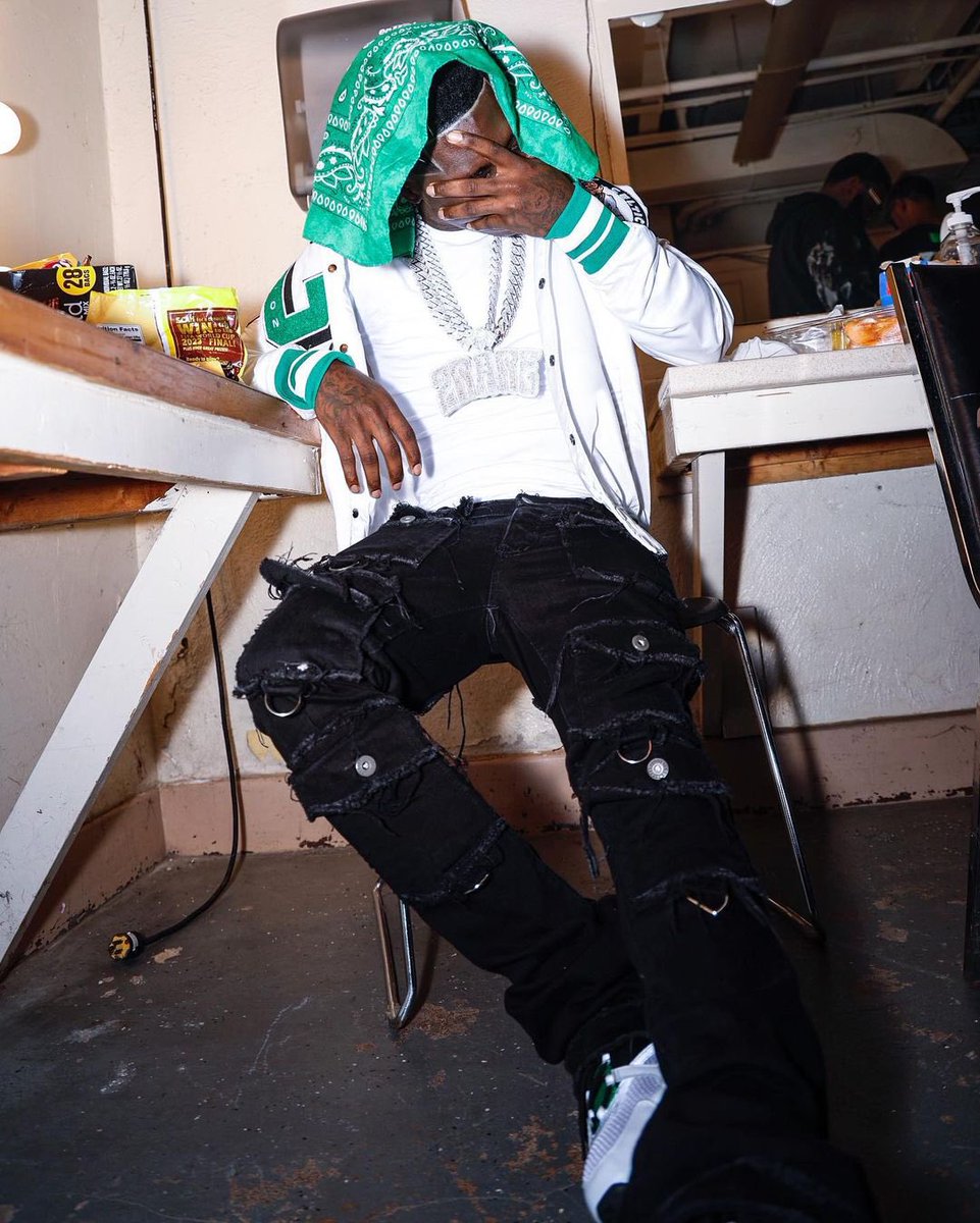 Rappers_Outfits's tweet image. 2Rare outfit 🥶

Go: whatsonthestar.com/outfit/2rare-2…

#2rare #rap #style #drip #whatsonthestar