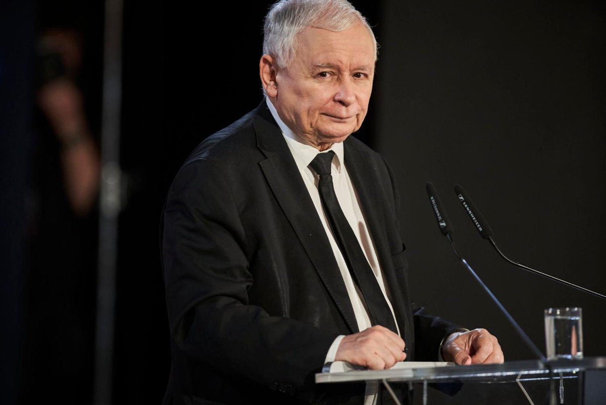 Kaczyński zrzuca winę za kryzys na Tuska i EU ETS. I mocno kluczy, bo to rząd PiS zmarnował ogromne dochody z handlu emisjami @KKojzar #Kaczyński #ETS #winaTuska #cenyenergii #węgiel #OZE #UE #okopress oko.press/kaczynski-zrzu…