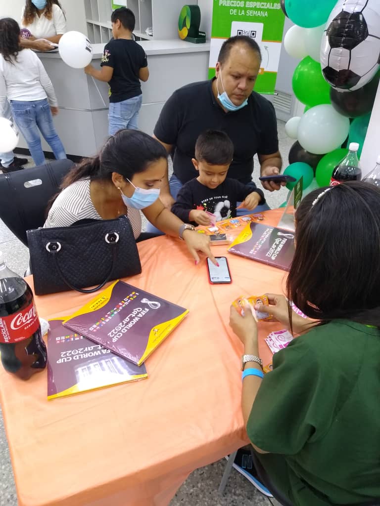LocatelVzla's tweet photo. Locatel #LosDosCaminos tiene las puertas abiertas para El Cambiazo y la #promocambiazolocatel 🥤⚽ https://t.co/muHBzVM4QJ