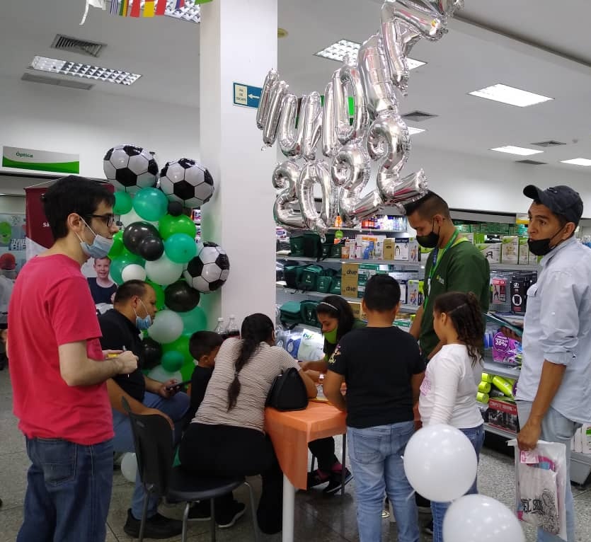 LocatelVzla's tweet photo. Locatel #LosDosCaminos tiene las puertas abiertas para El Cambiazo y la #promocambiazolocatel 🥤⚽ https://t.co/muHBzVM4QJ