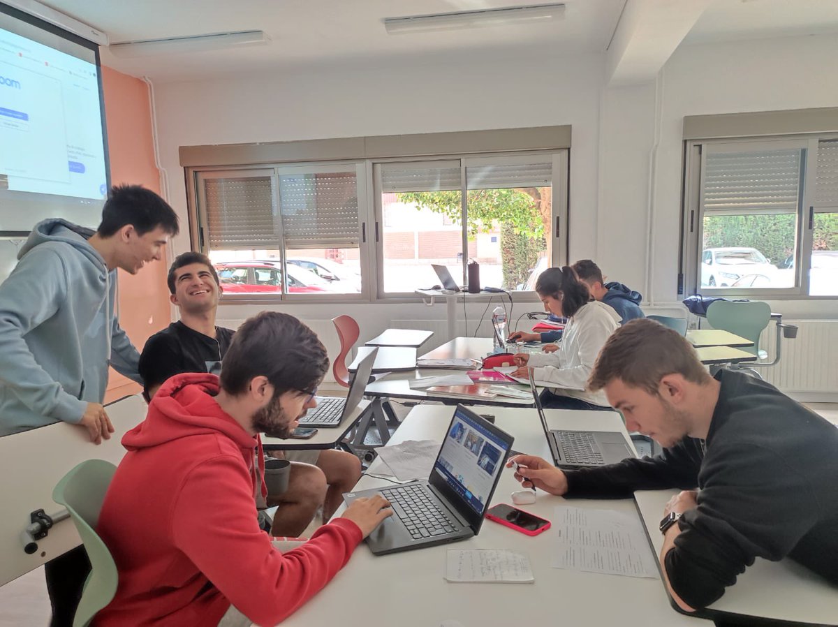 apesclm's tweet photo. #ape del ÍES Juan D Opazo viviendo el #hackathondigitalFP 😍😍😍 #apes_clm #fp @educajccm https://t.co/CTQboT6w7J