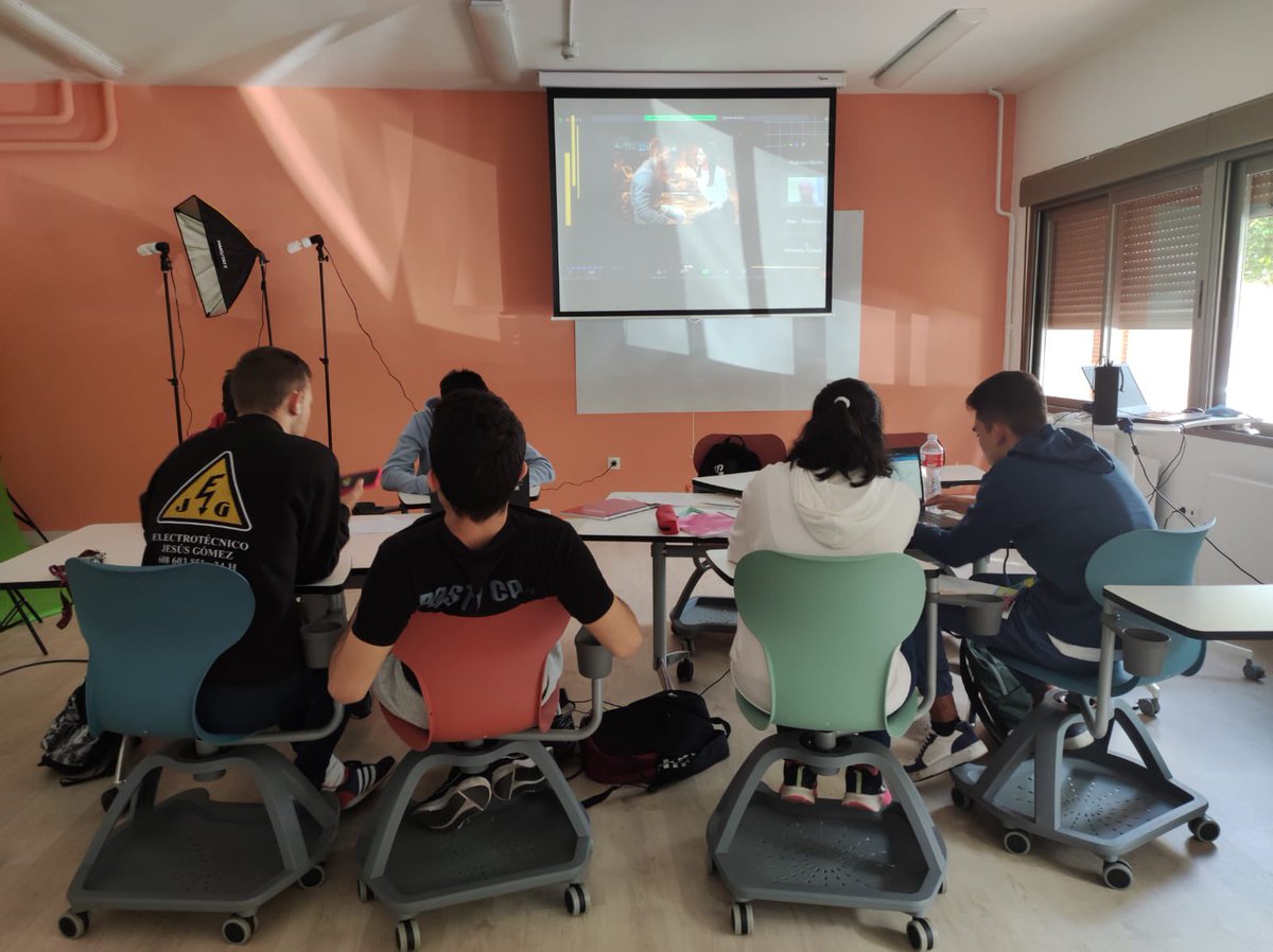 apesclm's tweet photo. #ape del ÍES Juan D Opazo viviendo el #hackathondigitalFP 😍😍😍 #apes_clm #fp @educajccm https://t.co/CTQboT6w7J