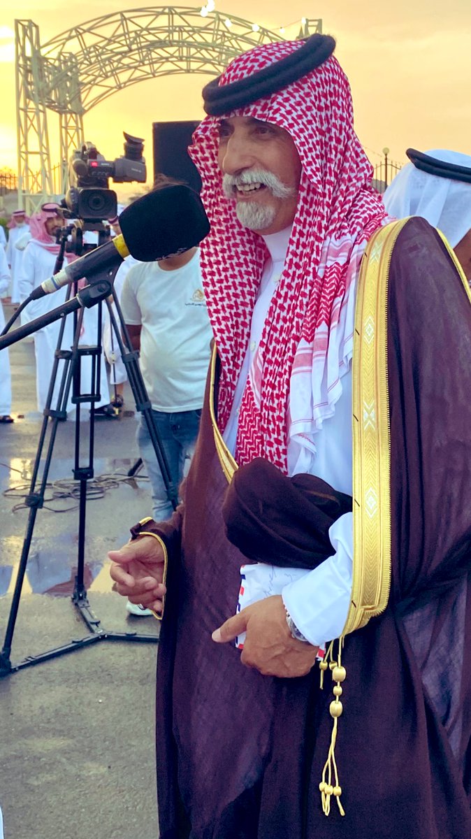 #حكيم_الشعر_مصلح_بن_عياد 
وشيخ شمل الشعراء

  جعلها ضحكه دايمه