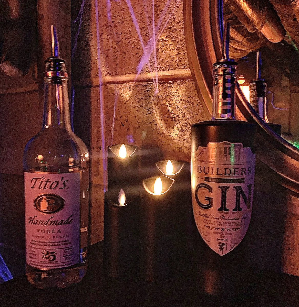 What makes ur skin crawl more? Ginnifers Body or a Monster Mash? GB is Gin, simple syrup, tonic, blueberries &amp; sage. MM is vodka, sprite, greenberry, Hawaiian Punch &amp; a gummy worm. Come n2nite &amp; LET THE GHOUL TIMES ROLL! #cocktails #halloween #popup #haunted #saturday #spooky