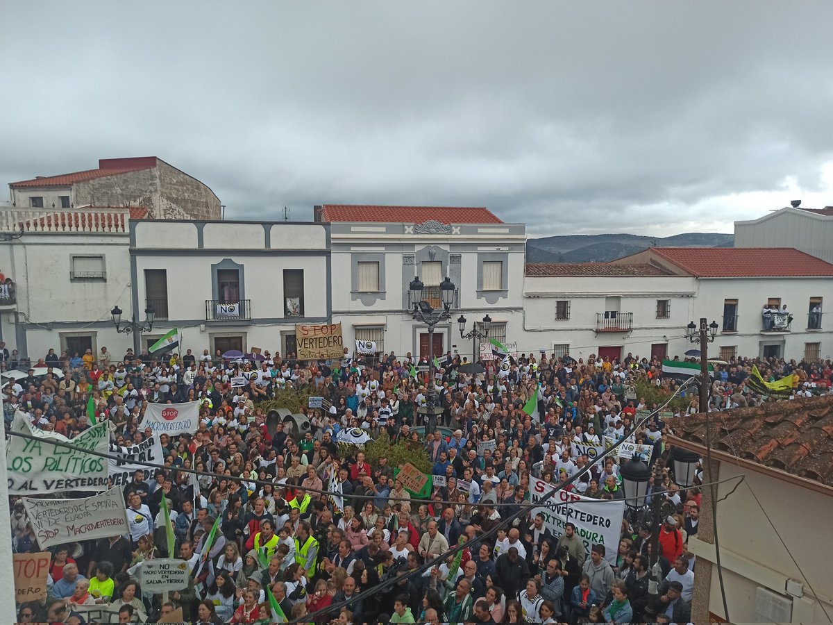 salvatutierra_'s tweet photo. 👏💚 ¡GRACIAS INFINITAS! 💚👏

Concluye con éxito la I Manifestación "No al vertedero" en Salvatierra. ⛔💪

¡Todos unidos! 💚

#STOPMacrovertedero #stopvertedero #SalvaTuTierra 🟢⚪⚫ https://t.co/1LZSz4zmTh