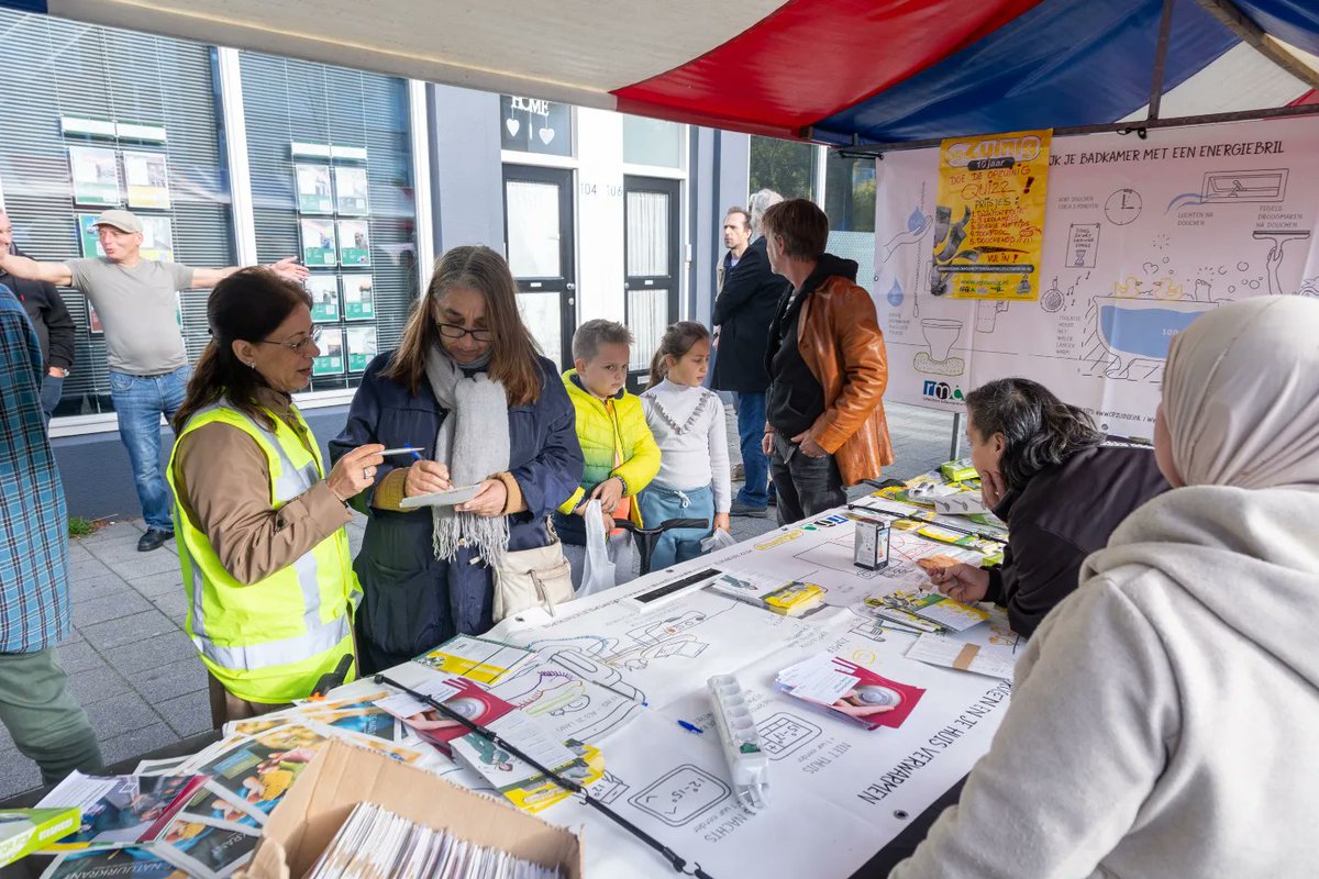 Het was druk bij de kraam van 't @Milieucentrum vandaag in #Overschie in de #SOCIALESTRAAT van <a href="/WmoRadar/">Wmo Radar</a>. De #milieucoaches gaven weer veel tips en energieadviezen en bewoners konden meedoen aan de #Opzuingquizz (met veel leuke bespaarprijzen 🏆).