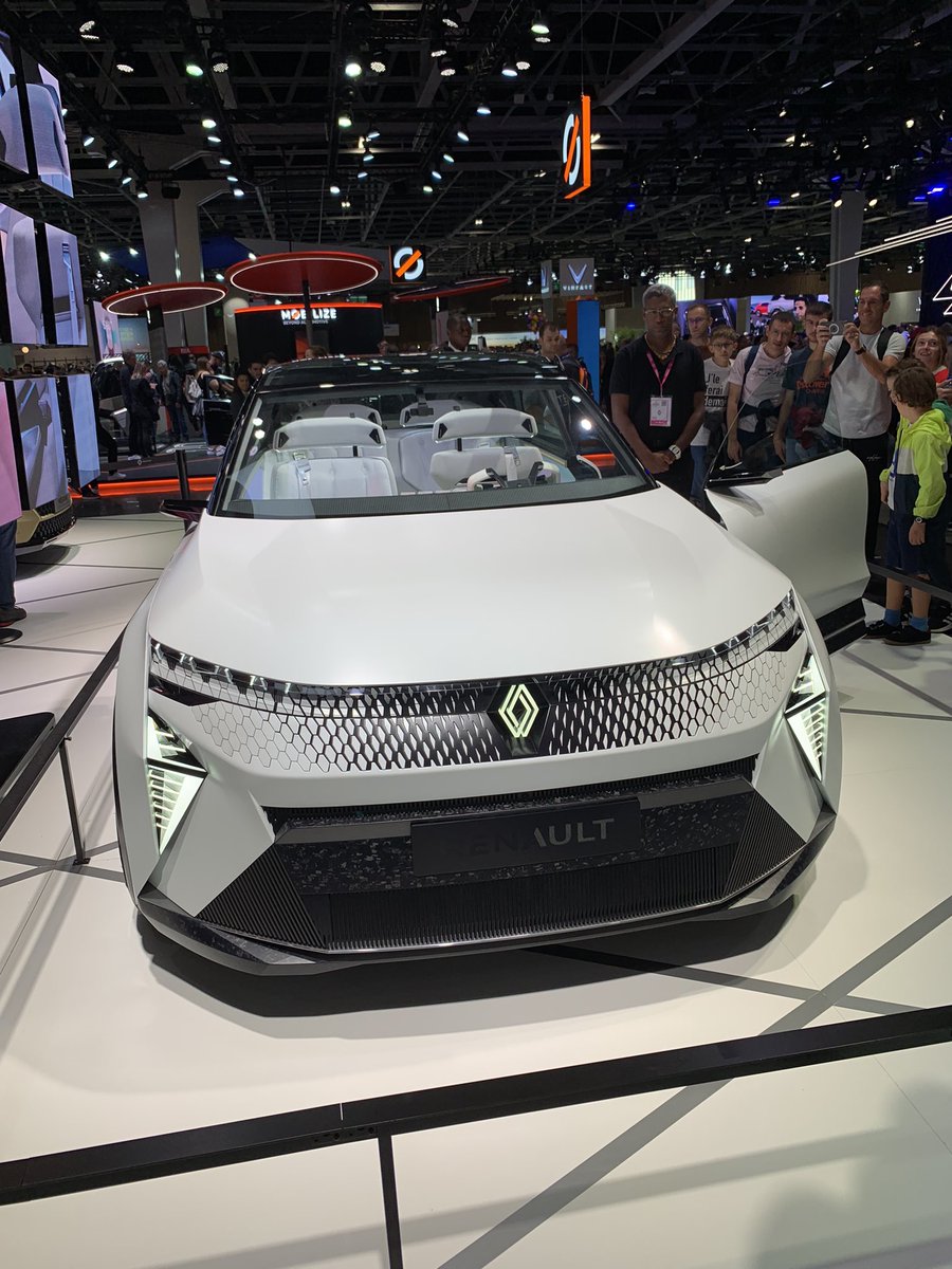 Francois_Remi's tweet photo. Super beau stand @renault_fr au Mondial de l’auto ! @LucaDe_Meo J’adore cette #renaulution ! https://t.co/X2i3LFcn5U