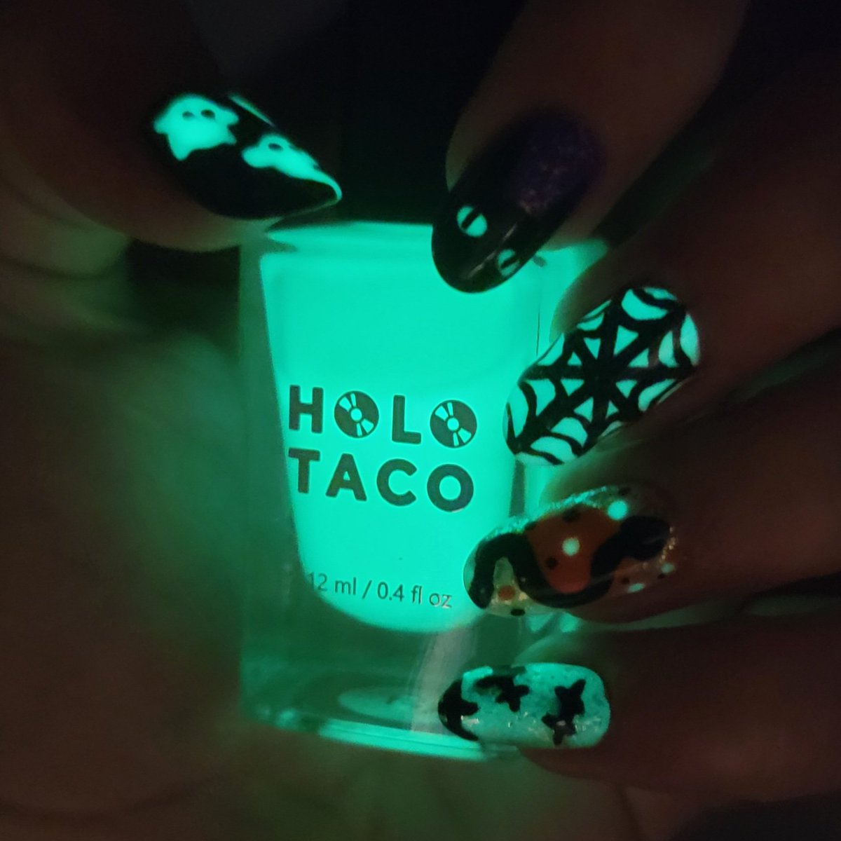 soph0002's tweet photo. My entry for the Holo Taco #holotacoholoween2022 halloween nail art competition! Super proud of these, everything was hand drawn with Holo Taco products! https://t.co/zuo1Vq3HDT