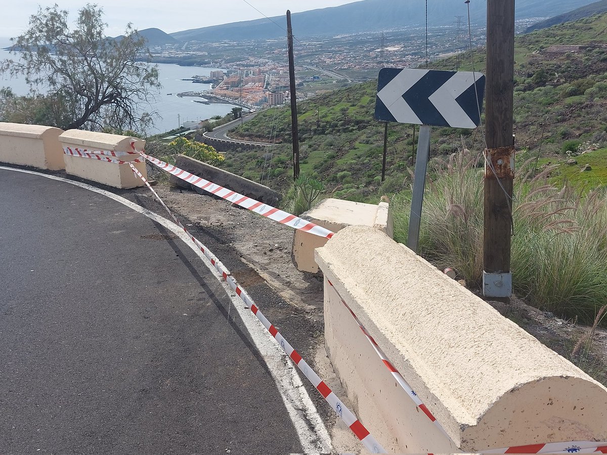 pedrosanch's tweet photo. #TF28 PK12 al 11 nuevamente las pilonas tumbadas x un coche hacia el exterior de la curva 180°. Actualmente hay otras caídas en la curva de 180° de la torre de luz del PK 13 al 12 que parece ya están poniendo la que se partió. La otra parece que la van a izar y pegar con moquitos https://t.co/VHv0CmJe9v