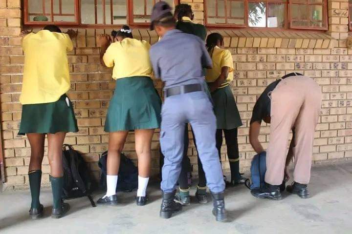 Veetra__'s tweet photo. MPUMALANGA-The Department of Education and SAPS visited three schools in Barberton yesterday and they found dagga and knives on learners. https://t.co/4xfsuzTYeI