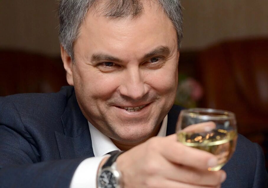 BorisAbramich's tweet photo. Скандал дня: Новоявленная звёздочка патриотической песни Shaman оказалась любовником спикера парламента РФ В. Володина. https://t.co/gGo54xnxe7