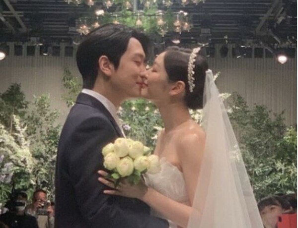 2022/10/22
#YunaKim #김연아
#고우림 #KoWoorim 
결혼식 
고우림 ♡ 김연아 
'피겨퀸' 김연아, 성악가 고우림과 결혼식
4th.kr/news/articleVi…