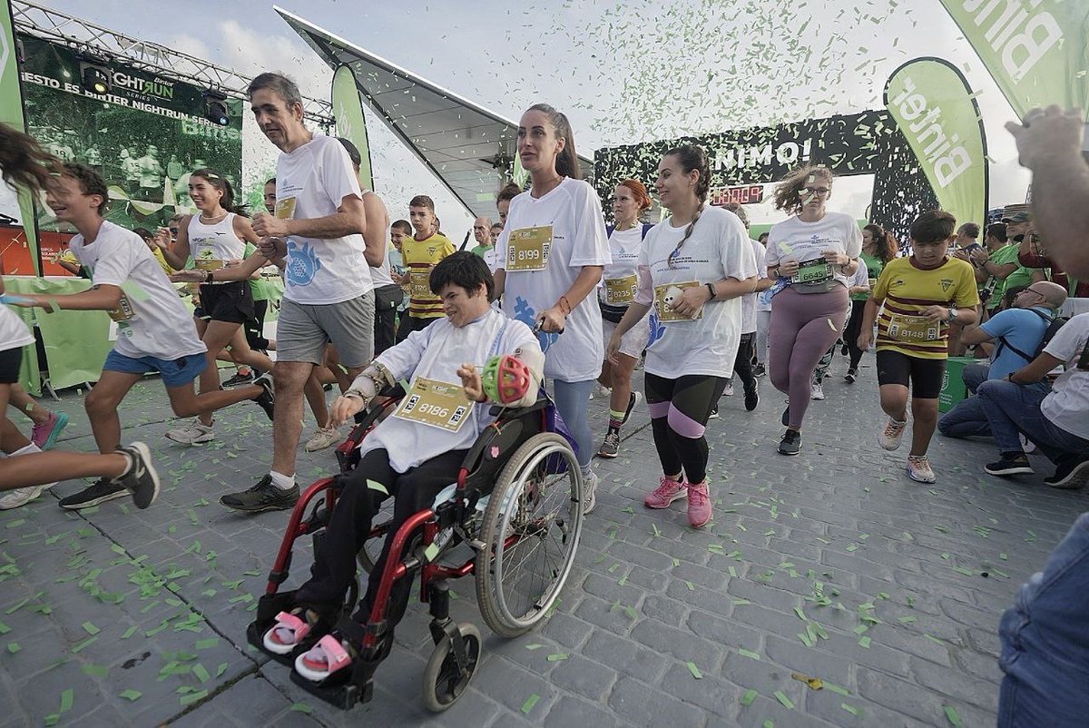 BinterCanarias's tweet photo. Despega la Binter @NightRun2021 en Las Palmas de #GranCanaria con la Milla Verde, nuestra carrera solidaria a favor de San Juan de Dios. ¡Comienza la carrera nocturna más divertida! #Binternightrun https://t.co/spGN79LLwZ
