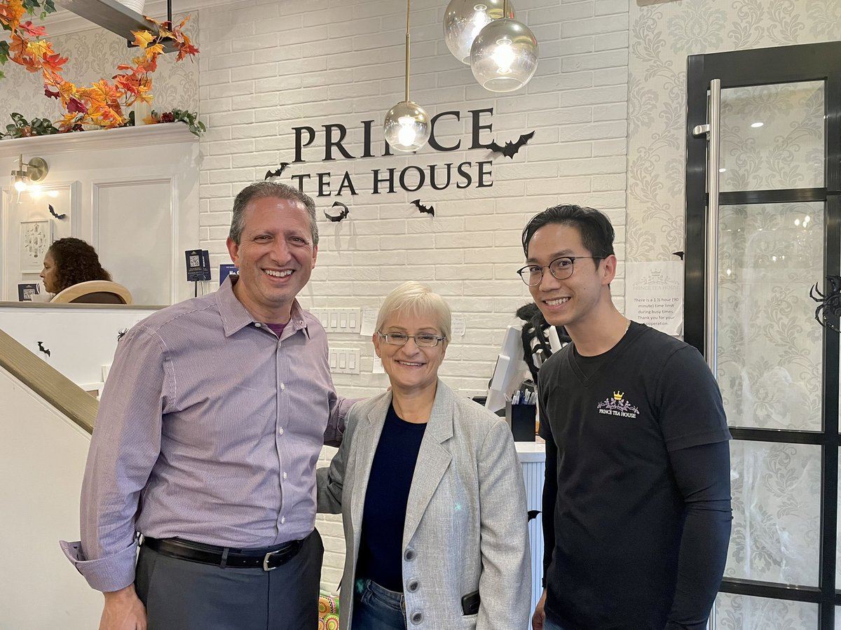 Thanks @Lynn4NYC for the delicious tea at Prince Tea House! Great to hear about all the work you & your community are doing to keep Forest Hills & the rest of the district strong.