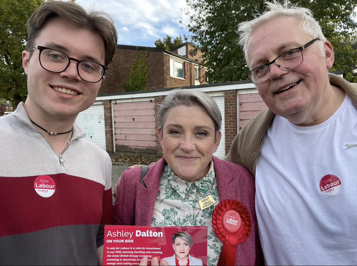 Great response on the doorsteps of West Lancashire today for the force of nature that is @Ashley__Dalton our candidate in the West Lancashire by-election 🌹🌹🌹🌹