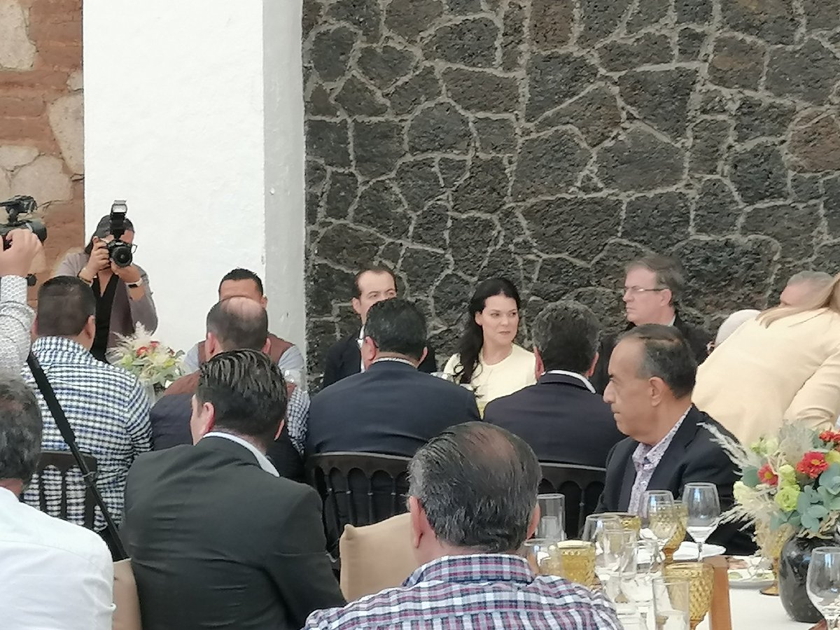 sheysentidos's tweet photo. Bienvenido canciller @m_ebrard a #Michoacán

En el @CEmpresarias las mujeres tenemos ntra propia agenda de reactivación económica y que fortalezca #México. Un avance sería #EconomiaVioleta. En el evento tendríamos que hablar también nosotras, como parte de la visión económica. https://t.co/pkEW8S72DX