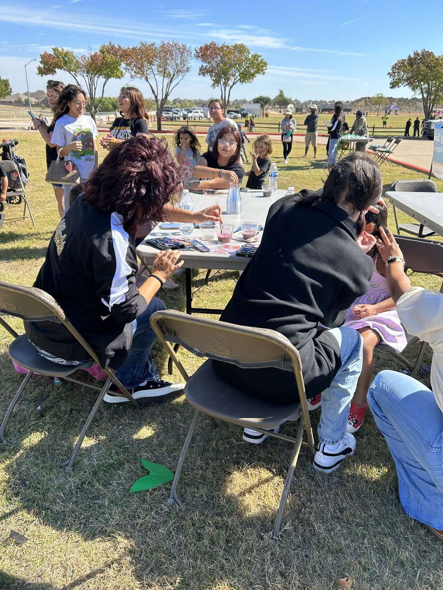 GoldGhs's tweet photo. The Sachse Fall Festival was so much fun! Face painting, hair color spray, cookie walk, and so much more!! #choosetheoriginal #GHS https://t.co/BmWi8fOls2