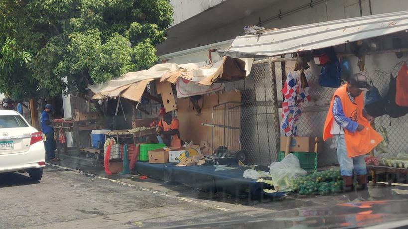 altosdelchase's tweet photo. @AAUD_Panama @panamamunicipio @JComunalBetania Ya no se puede caminar en la acera del Dorado por la basura. Nada en contra del trabajo informal, pero hay que regularlo https://t.co/0B5YmgAFqA