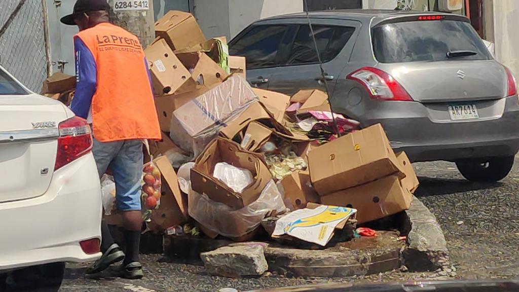 altosdelchase's tweet photo. @AAUD_Panama @panamamunicipio @JComunalBetania Ya no se puede caminar en la acera del Dorado por la basura. Nada en contra del trabajo informal, pero hay que regularlo https://t.co/0B5YmgAFqA
