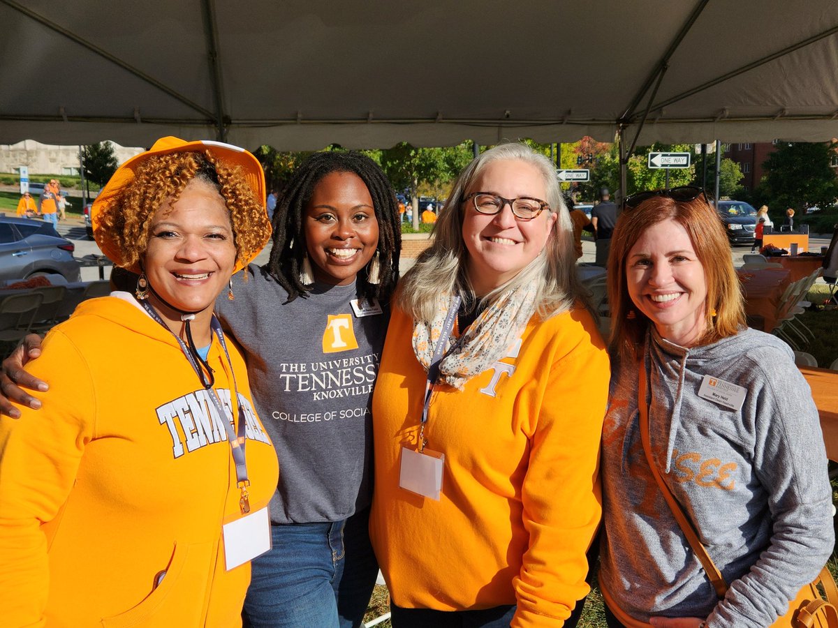 MaryLHeld's tweet photo. What a great day for tailgating. Let's go Vols!! @utk @utkcsw @UTKDeanLoriM @carmenrfoster #socialworkrocks #homecoming #govols https://t.co/Mu4gblaSmF