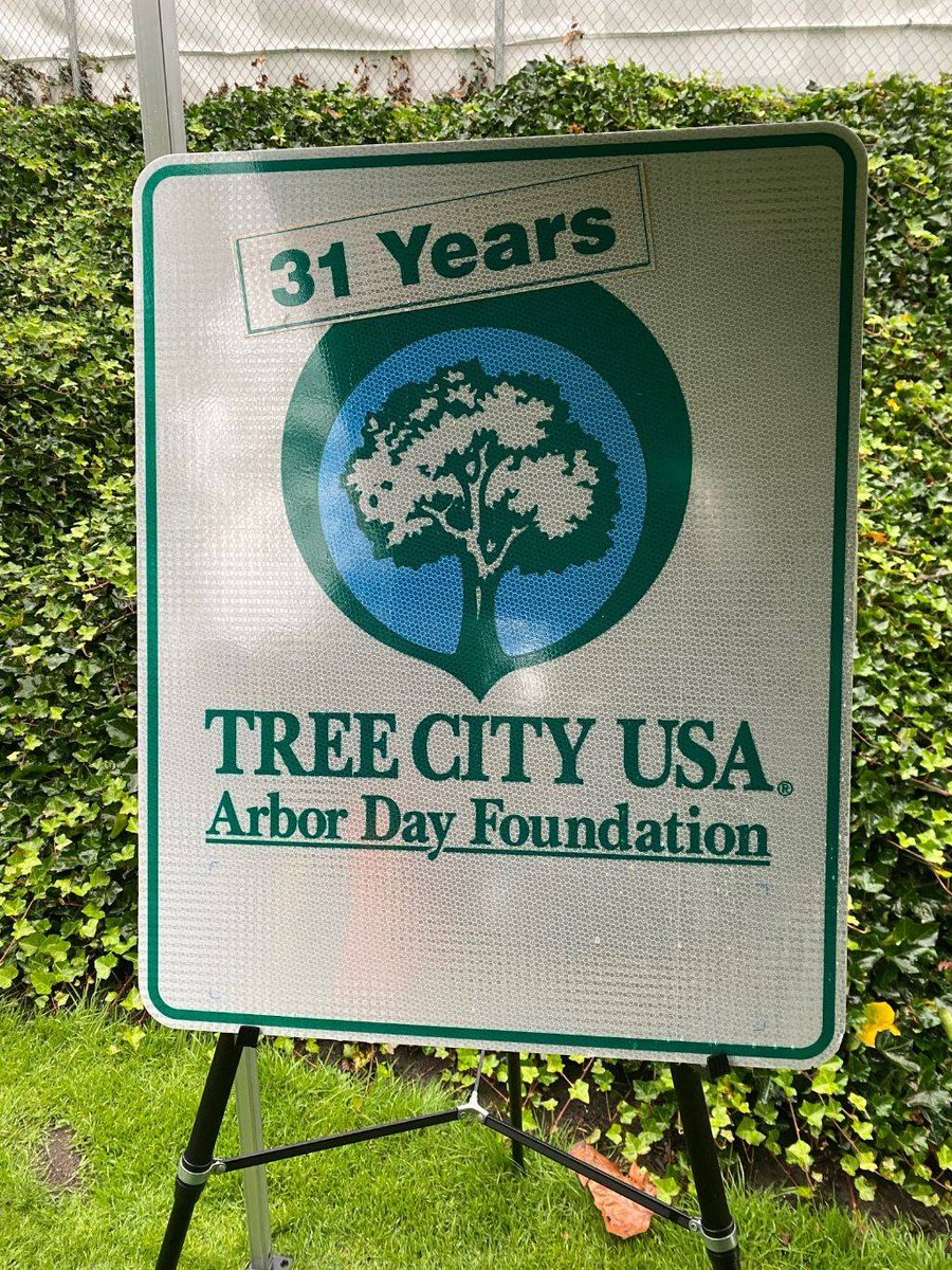 BVUEjared's tweet photo. Happy Arbor Day! Thanks to all those for coming out today to do your part to make Bellevue’s forests healthy. It takes an entire city to ensure #Bellevue is a healthy, livable, sustainable, and prosperous city in a park for decades to come. #BVUE #BLVU #WeAreBellevue @BvueParks https://t.co/K3EYPjAcJf