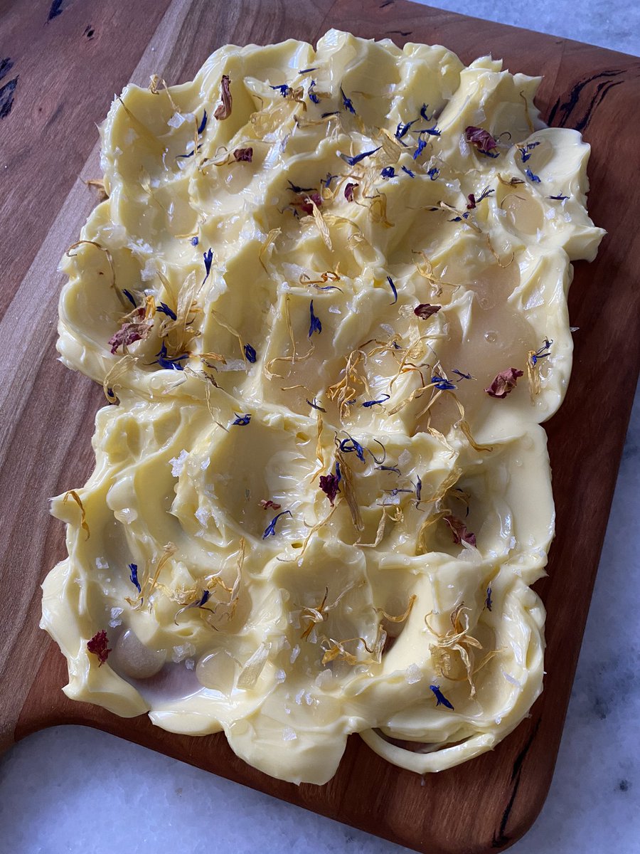 RobinKTriplett's tweet image. #FallHosting #ButterBoard #BreadPudding #GummyTreats (yes there’s real food too thanks to Jeremy)