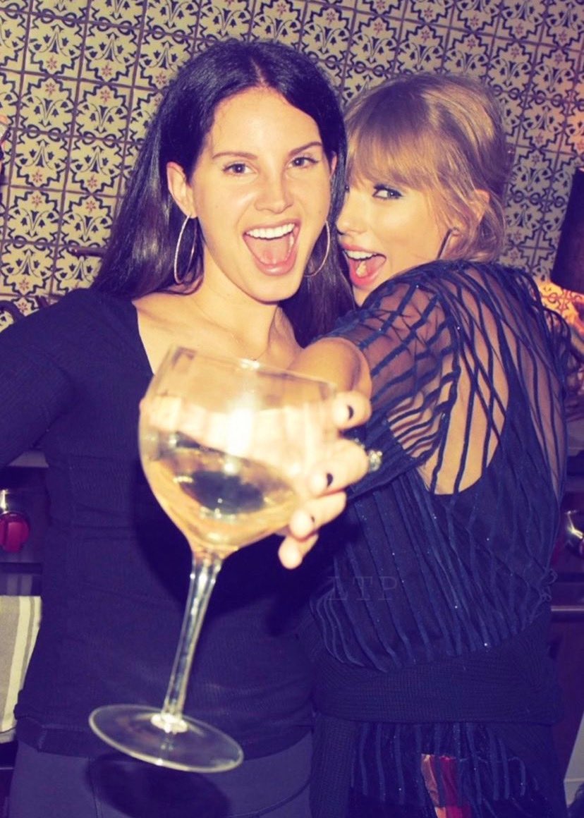 LaPuercaylor's tweet photo. 📸| Lana Del Rey comparte una nueva foto junto a Taylor Swift! https://t.co/I8xc2aKVuL