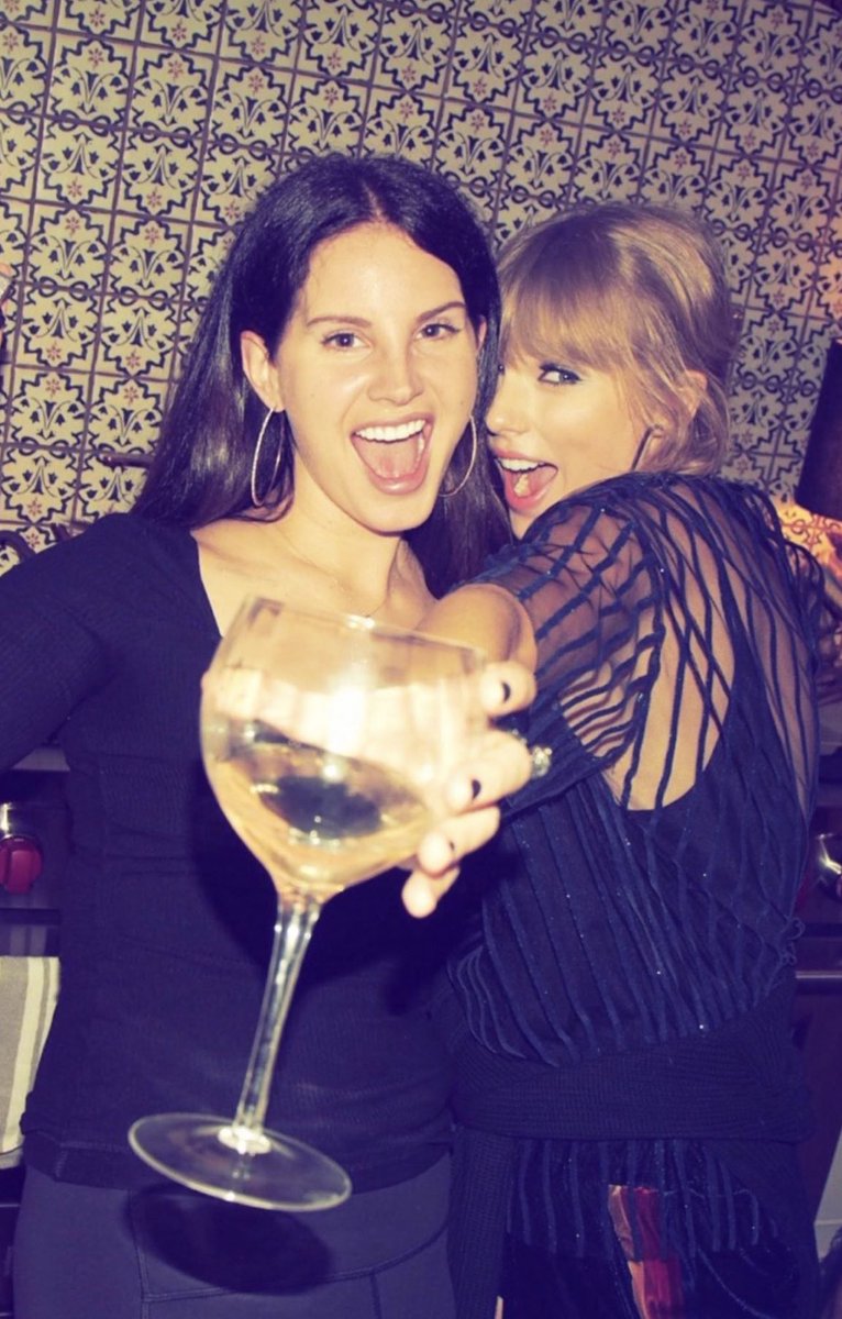 Lana Del Rey shares new photo with Taylor Swift. ❤️