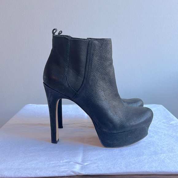 EvolvingBy's tweet photo. So good I had to share! Check out all the items I'm loving on @Poshmarkapp #poshmark #fashion #style #shopmycloset #donaldjpliner #vincecamuto #kutfromthekloth: https://t.co/TbL1Lh9yLp https://t.co/x1648dtLm3