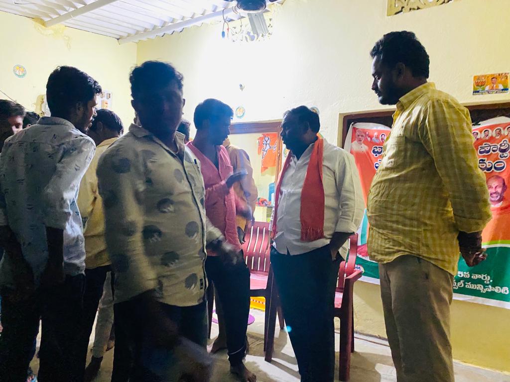 abvp517's tweet photo. ఈ రోజు చౌటుప్పల్ మున్సిపాలిటీ 46వ బూత్ కమిటీ అధ్యక్షుడు సమావేశంలో పాల్గొన్నా బిజెపి రాష్ట్ర నాయకులు బోల్గం యశ్పల్ గౌడ్ @BharatGundagoni @drlaxmanbjp @kishanreddybjp https://t.co/gg36Bt4Ugx