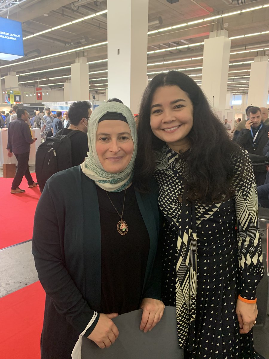 sevincozarslan's tweet photo. Time Dergisi'nin 2022 yılı "Dünyanın En Etkili 100 Kişisi" listesinde yer alan Ukraynalı gazeteci @SMusaieva ile bugün Frankfurt Kitap Fuarı'nda @Book_Fair konuştuk. İnsan hakları haberleri yaptığımı söyledim. "Sakın vazgeçme" dedi. Vazgeçer miyim✌️

SesinizOlmaya Geldik https://t.co/CZIIm561j5