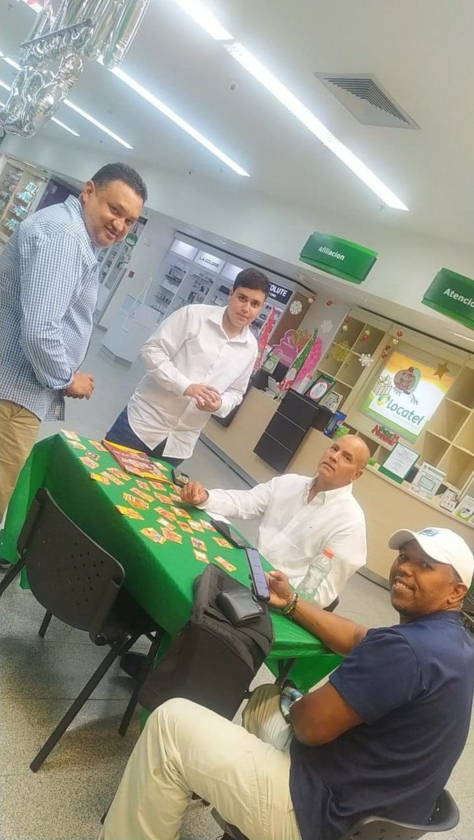 LocatelVzla's tweet photo. ¿Quién dijo que llenar el álbum del Mundial es solo de niños? En Locatel Valencia #LaViña y #Mañongo TODOS se llevan la #promocambiazolocatel e intercambian sus repetidas! https://t.co/dNZ238EqzU