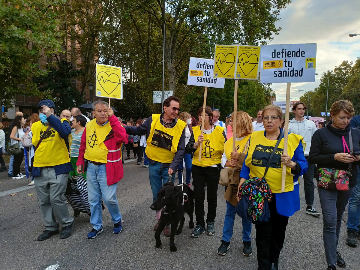 Aastarloa's tweet photo. Allí hemos estado el activismo de #AmnistíaMadrid en una gran manifestación, con los sindicatos y la #Frav #MareaBlanca por una sanidad universal, dotada financieramente y respetuosa, con los profesionales sanitarios en la #ComunidadMadrid ¡la lucha sigue! https://t.co/OgmFVFMUyk