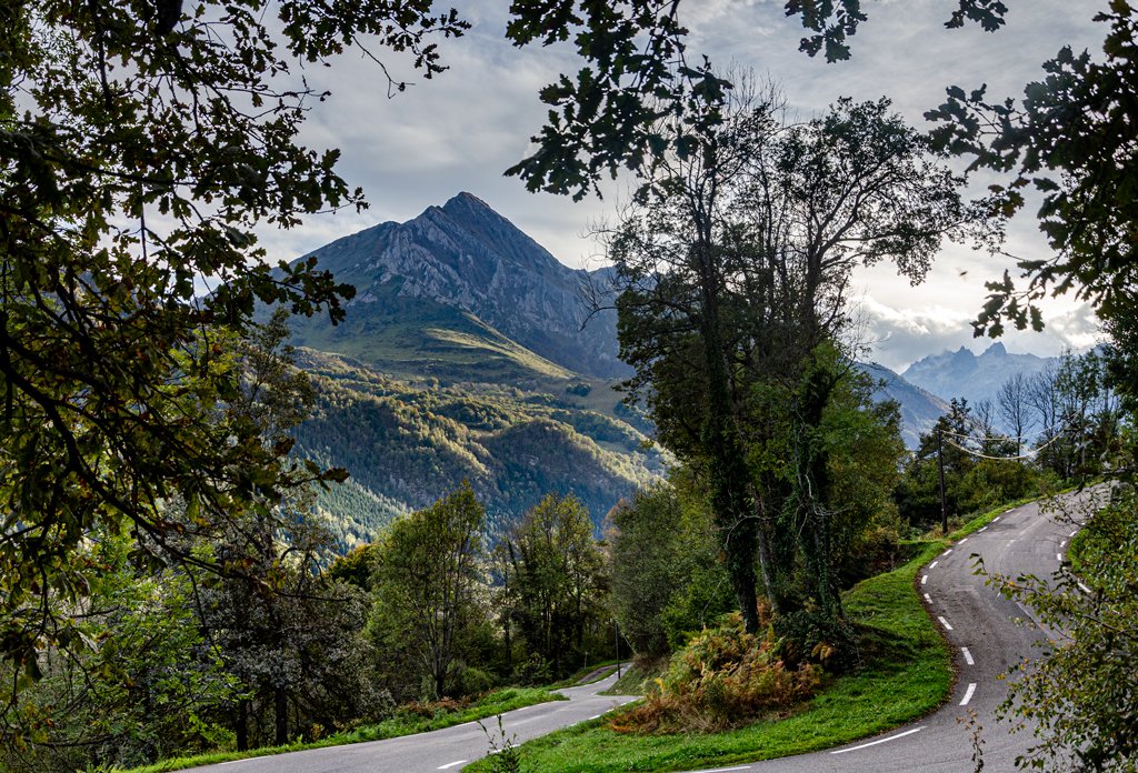 #switchbacksaturday on Col de Couraduque today...one of the hidden gems in the valley! A quiet road, sweeping switchbacks, stunning scenery and great gateaux basque at the top...what's not to like! 😉😁

#cycling #cyclisme #ciclismo #velo #SaturdayMotivation #valleesdegavarnie