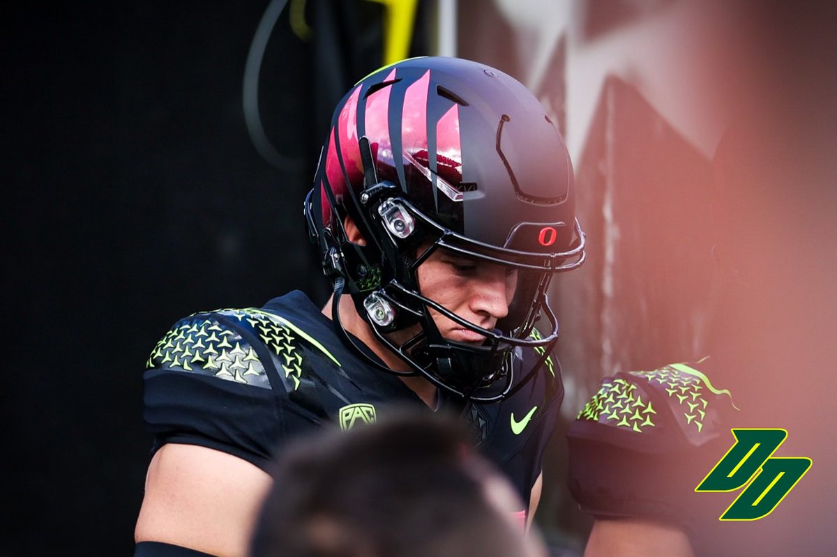 mtorressports's tweet photo. Uniform check from field level ๐ธ #goducks #OREvsUCLA https://t.co/yzeugjEpYe