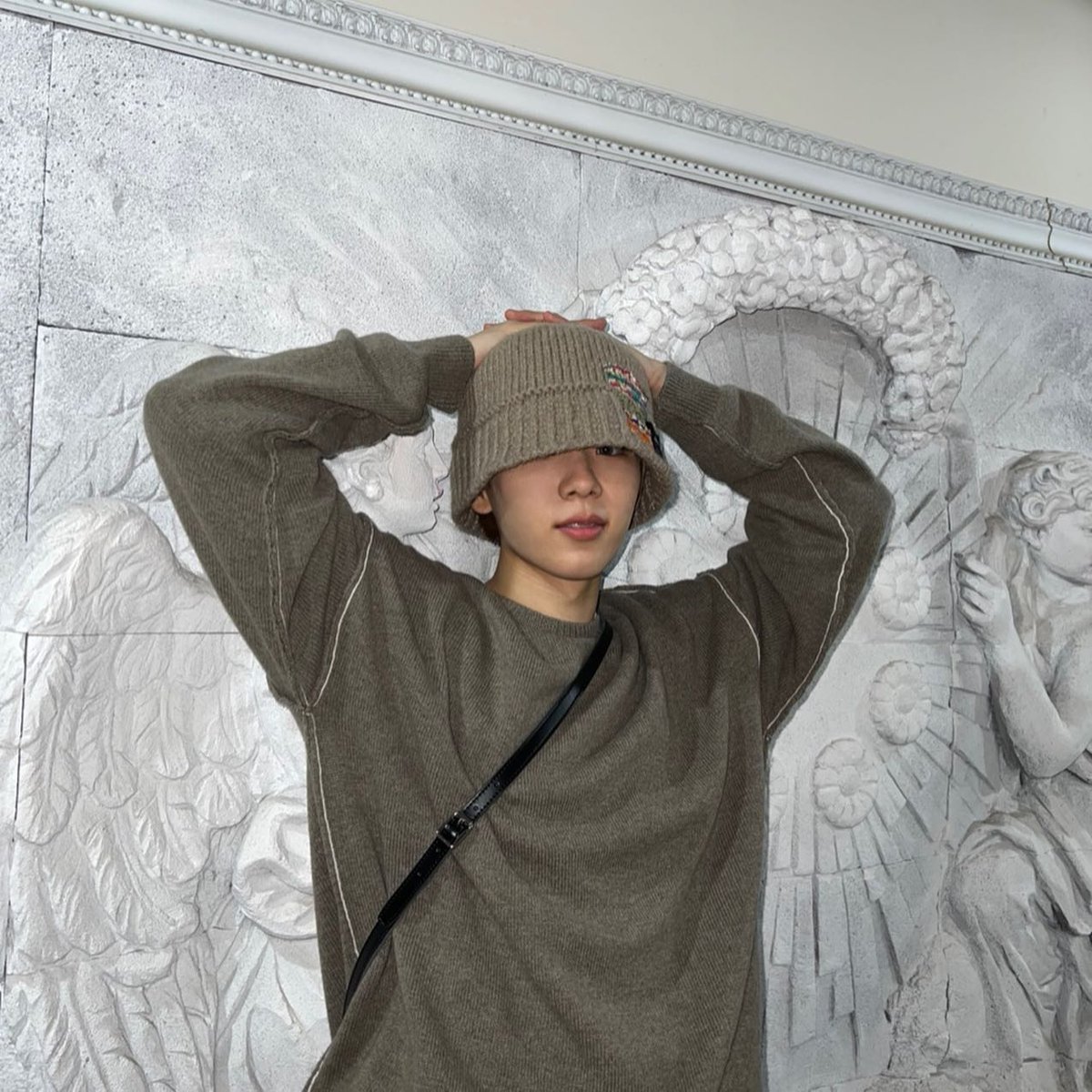 suhotaro's tweet photo. Looking chich with a mix of outfits that make me even more attractive, standing up full of allure I emit a sparkling aura of happiness. Also, the eccentric and swaggy style is my hallmark, the white nuance of goddess bolster me to stand out. https://t.co/qYoFQ4sExv