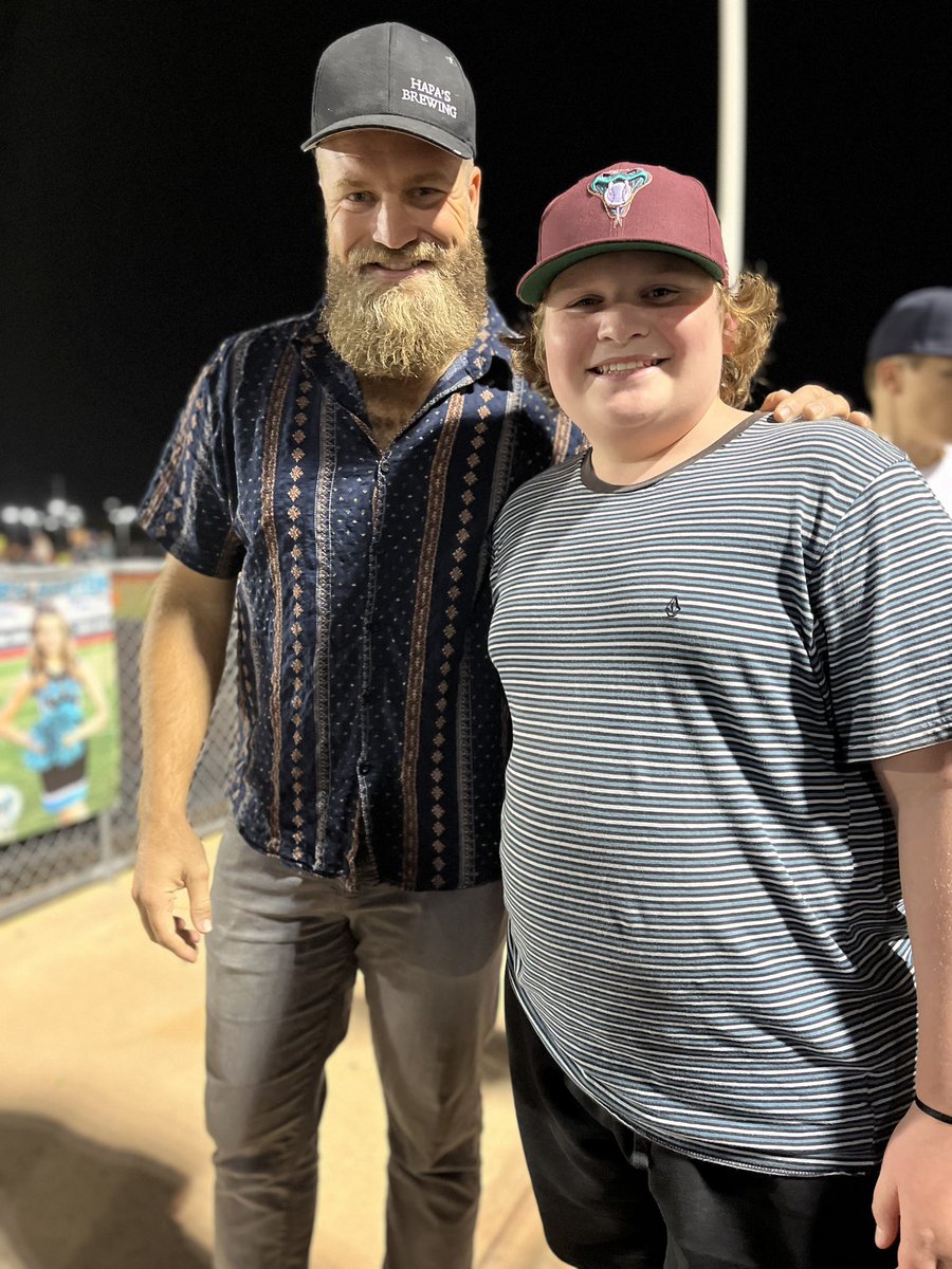 votejordanray's tweet photo. @Marcietaylor14 @athletics_hawks My boy was so excited to get his pic with him. Such a nice guy! https://t.co/6Dn0n7mdgg