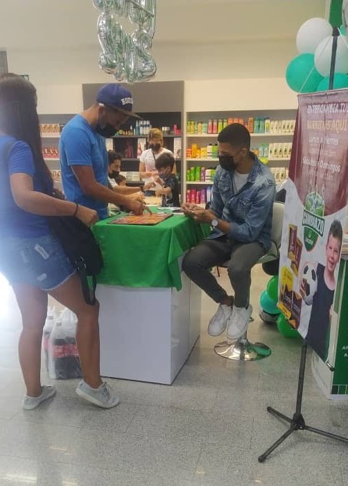 LocatelVzla's tweet photo. Locatel #LaViña en #Valencia sigue con la #promocambiazolocatel. Muchos clientes felices llevando la promo y cambiando repetidas! https://t.co/TVABfBy5SP