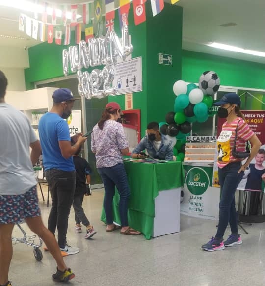 LocatelVzla's tweet photo. Locatel #LaViña en #Valencia sigue con la #promocambiazolocatel. Muchos clientes felices llevando la promo y cambiando repetidas! https://t.co/TVABfBy5SP