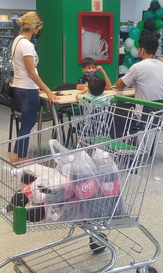 LocatelVzla's tweet photo. Locatel #LaViña en #Valencia sigue con la #promocambiazolocatel. Muchos clientes felices llevando la promo y cambiando repetidas! https://t.co/TVABfBy5SP