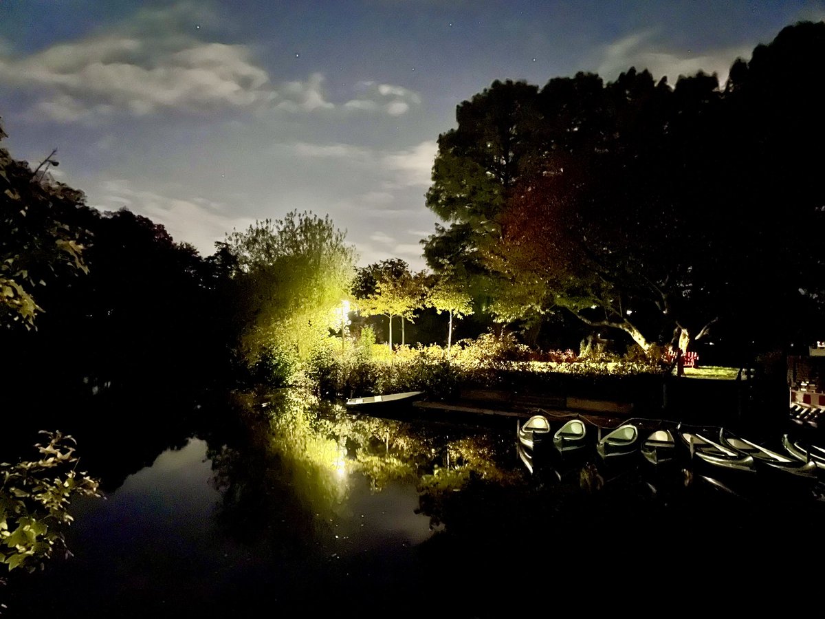 Hauptsache, das Licht brennt noch auf der Insel, die man abends eh nicht mehr betreten kann. Aber immerhin macht es das Bild hübsch.