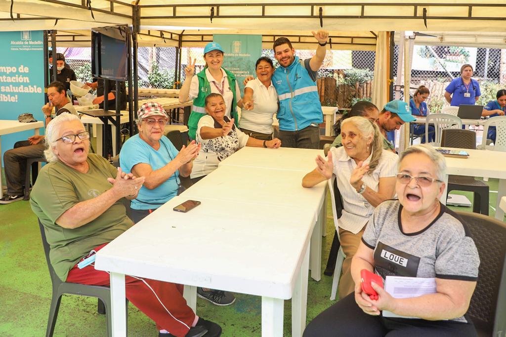 Hoy  con las diferentes Secretarias de la <a href="/AlcaldiadeMed/">Alcaldía de Medellín</a> hacemos presencia en  Moravia. Nos gusta estar cerca de  la gente en un territorio diverso. <a href="/camivillamizar/">María Camila Villamizar Assaf</a>