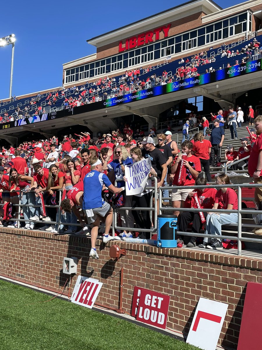 DailyUnivSports's tweet photo. BYU football’s lone Virginia native Tanner Wall gets some pregame love from the Arlington faithful who made the trip down to Liberty. https://t.co/Xz3GtF9gQN