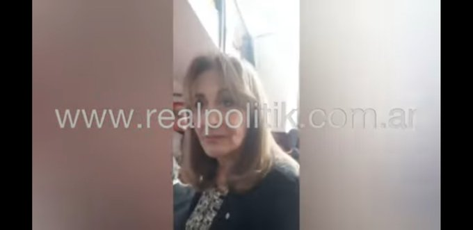 Editor_76's tweet photo. Que bueno que el "periodismo" empiece a ponerle rostro a su "servicio", tal como lo está haciendo Santiago Sautel, dueño del portal RealPolitik en La Plata, que increíblemente siempre tuvo un teléfono prendido en cada escrache a políticos y periodistas.

sigue https://t.co/PnoHZF8aXs