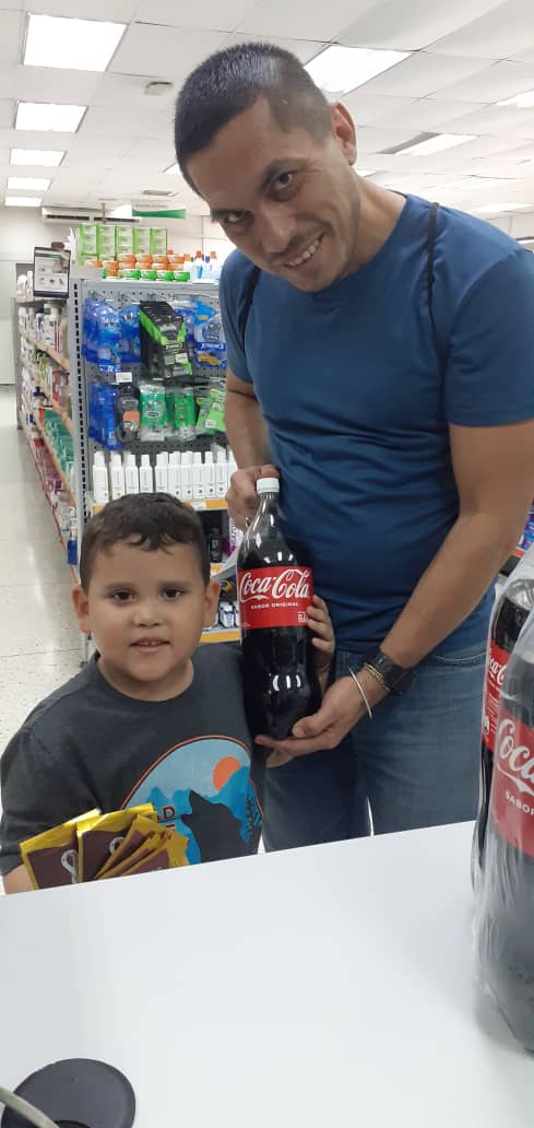 LocatelVzla's tweet photo. La gente sigue llegando a Locatel #ipsfaMaracay buscando la #promocambiazolocatel y viviendo la pasión del Mundial https://t.co/xfZLQRfbCJ