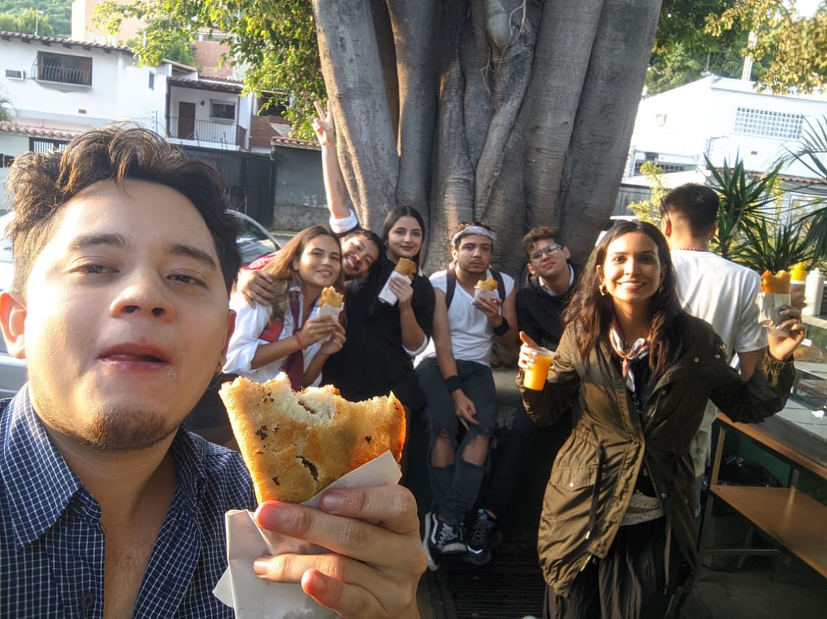 EdwinGon5_'s tweet photo. Obvio después nos fuimos a comer empanadas con nuestra mejor cara de destrucción #timetobereal https://t.co/b2DqcKBiSk