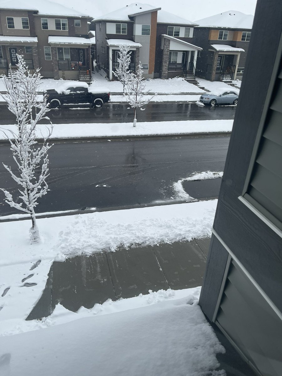 natashaaaaN's tweet photo. Winter is here! ❄️🌨
#calgarysnow #winter https://t.co/SJth8pvxYi